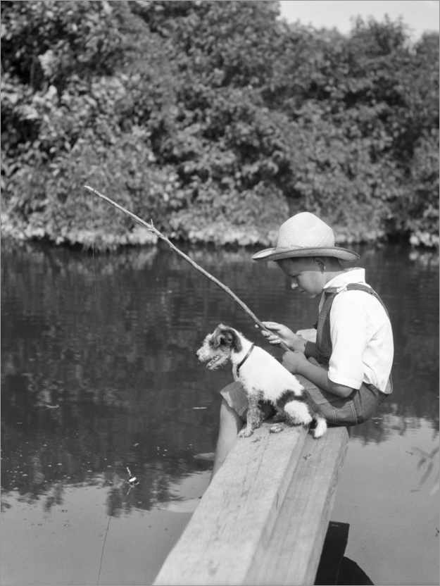 Poster Junge mit Hund beim Angeln am Teich, 1930