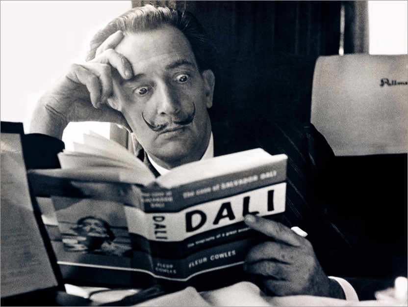 Poster Salvador Dali, in seiner Biographie lesend, 1959