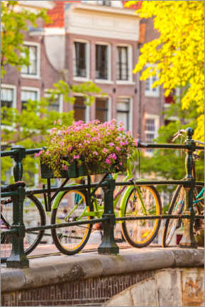 Poster Fahrräder auf einer sonnigen Kanalbrücke in Amsterdam