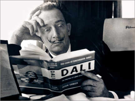 Acrylglasbild  Salvador Dali, in seiner Biographie lesend, 1959