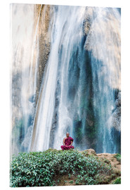Acrylglasbild  Mönch meditiert am Wasserfall - Matteo Colombo