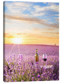 Leinwandbild  Eine Flasche Wein in Lavendelfeld