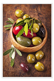 Poster Schüssel mit Oliven auf einem Holztisch